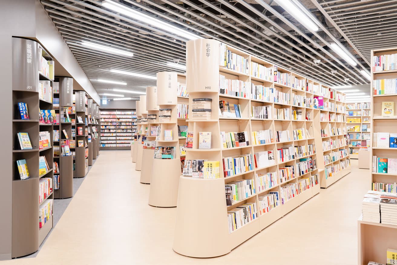 書棚の側面を魅力的なゾーンに変えるエンドパーツ。