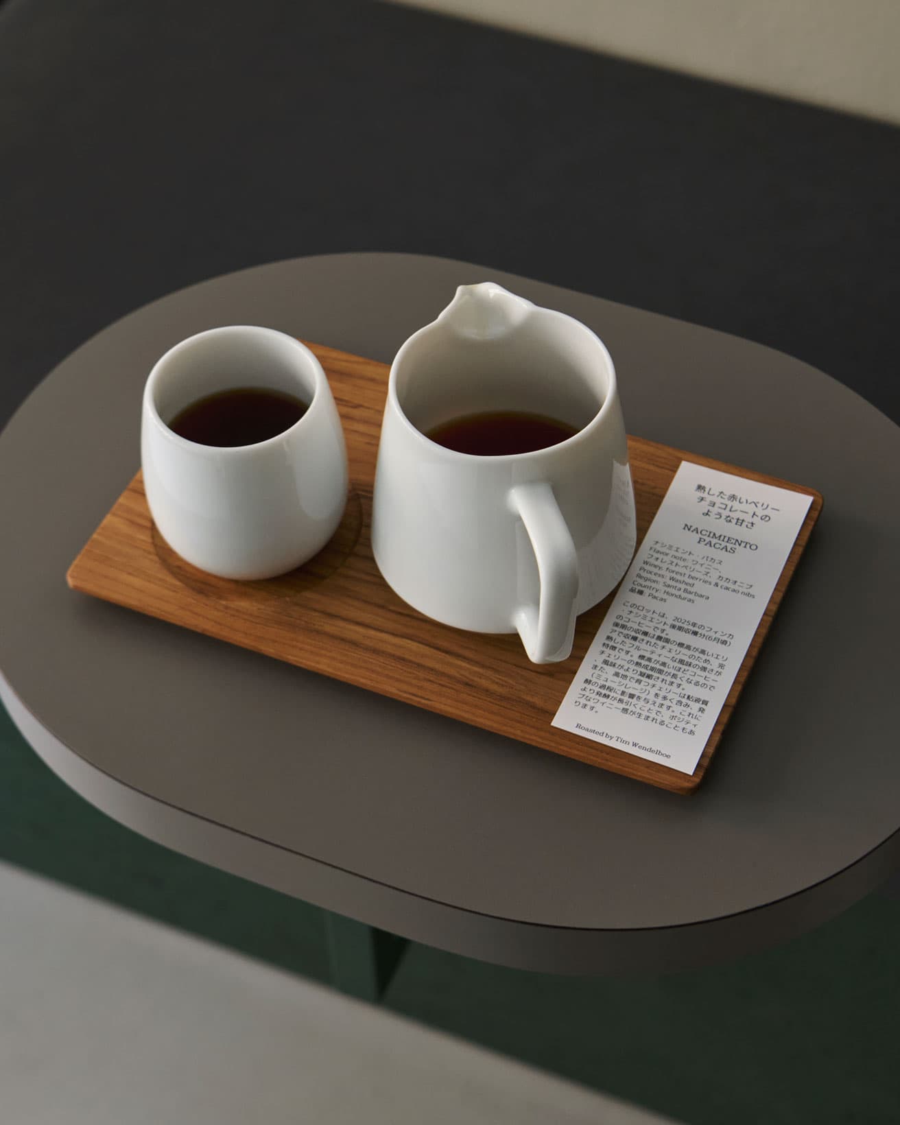 扱う豆は順次、自家焙煎のものに替わっていく予定。フードにはクランベリー＆チーズマフィン500円（写真上）をはじめとする〈WIND MILL〉の焼き菓子や、アフォガート700円など。ハンドドリップ750円から、ほか、コルタド640円などがラインナップ。