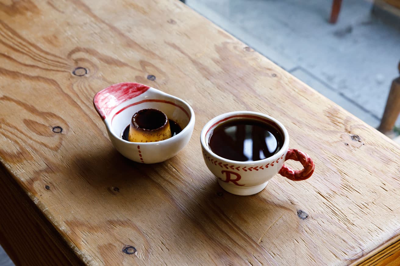 マグやプリンの器は野球をイメージ。器は本店と同様、ごとうゆうかの作品。