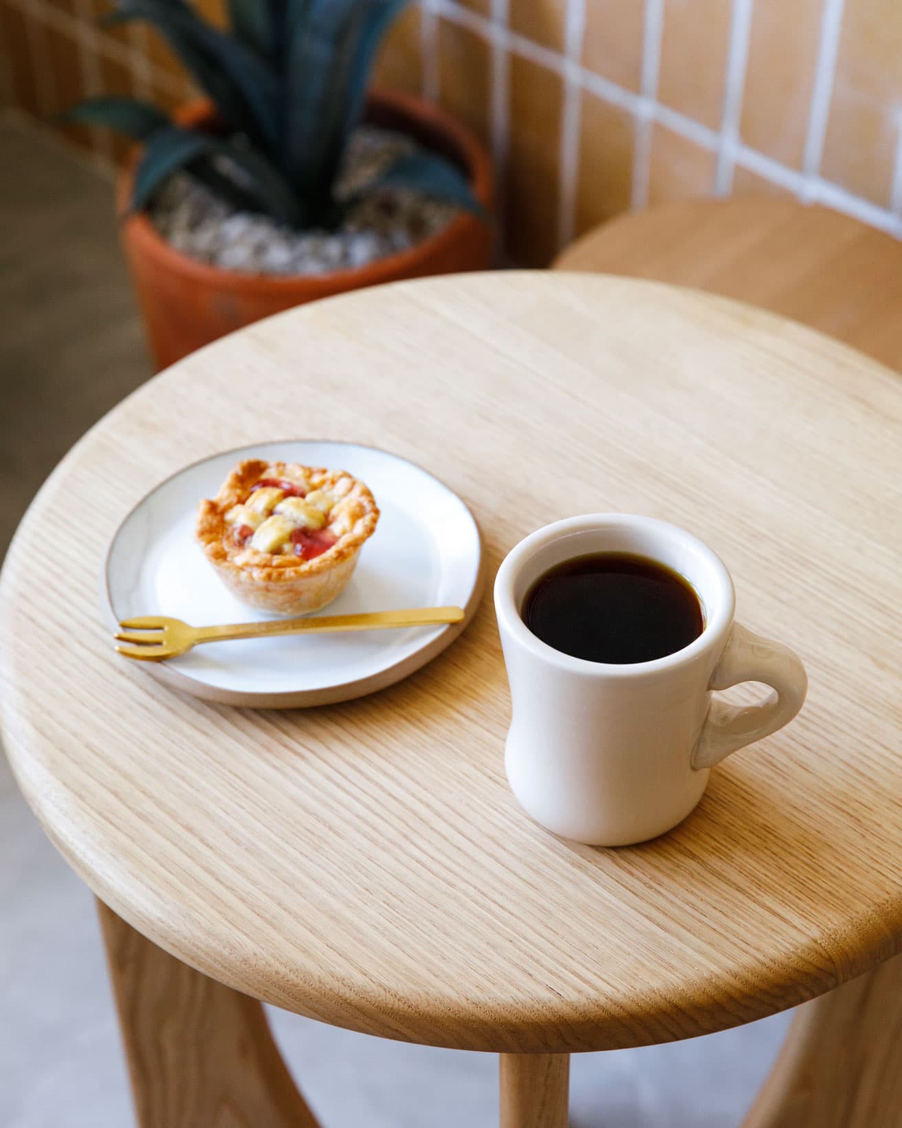 現在フードは、ジューシーなミートパイと甘酸っぱいチェリーの入ったチェリーパイを数量限定で提供中。片手で食べられるサイズ感のため、パイとコーヒーをお供に海岸方面まで散歩するのがおすすめ。フードやドリンクは今後さらに拡充予定だそう。