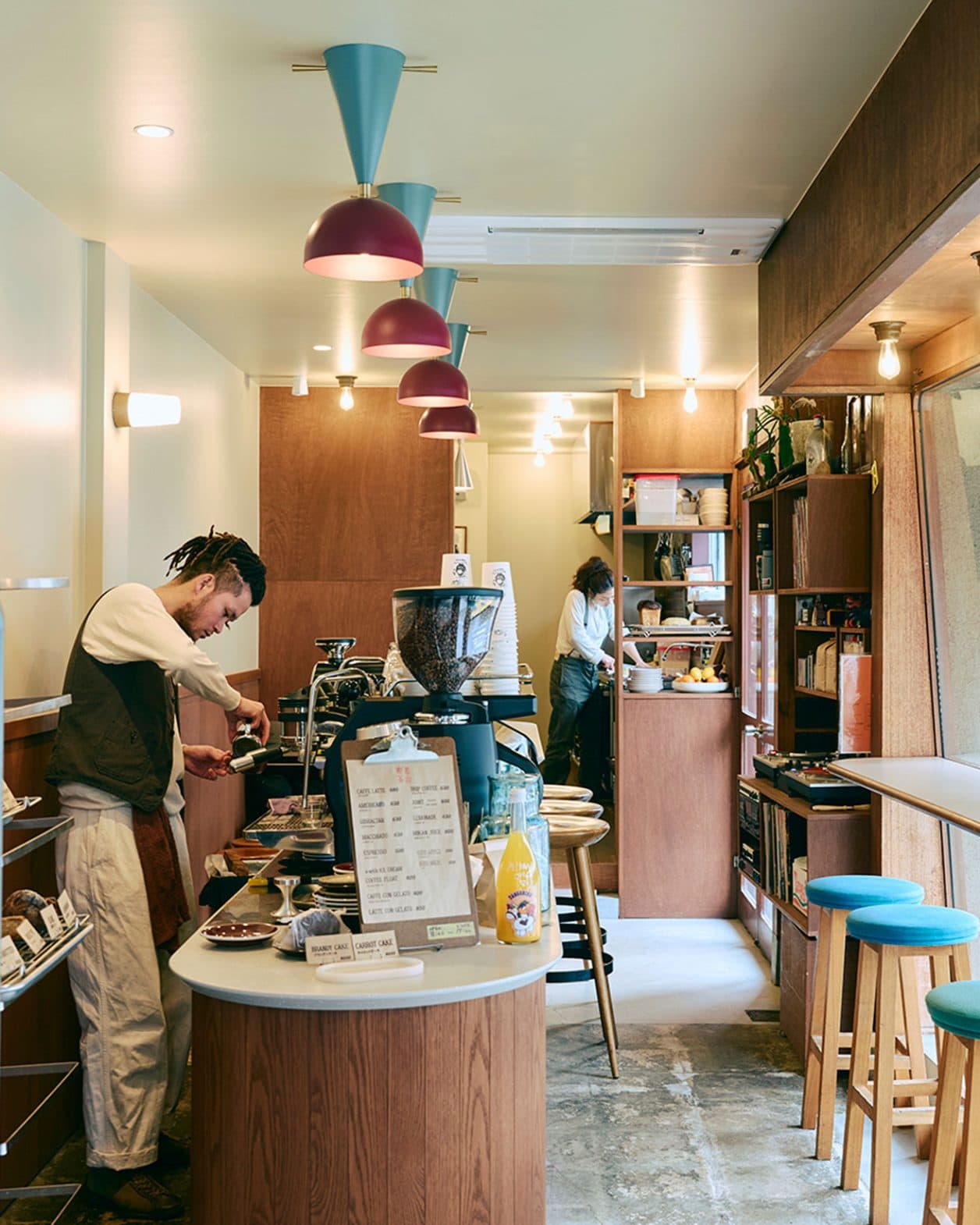 京都・島原の下町に佇む、元帽子屋を改装した一軒で、朝から自家製パンとコーヒーを。