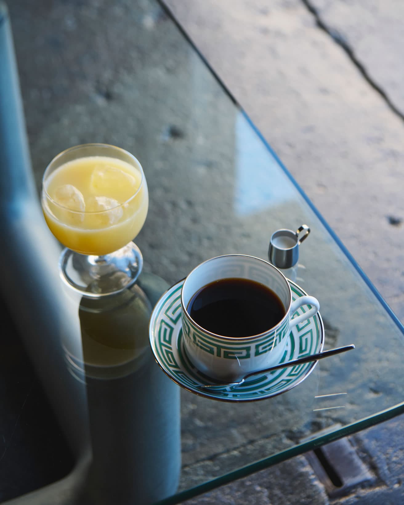 コーヒーはペーパードリップ、デミタスはネルで提供。オレンジジュースは愛媛県宇和島の〈Tangerine〉から。
