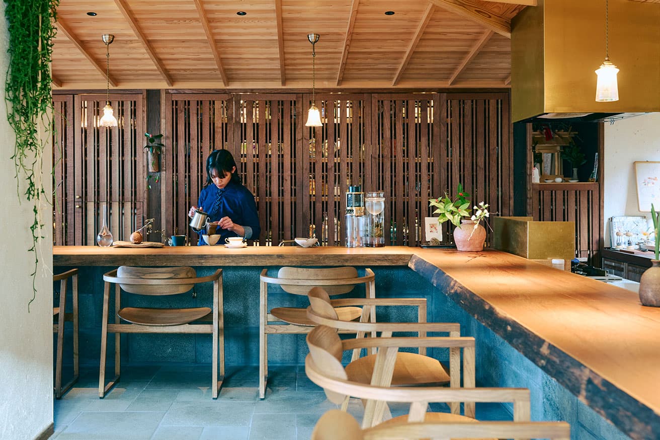 〈watato〉内観。神代杉や鞍馬石を用いて整えられた、ナチュラルな店内。