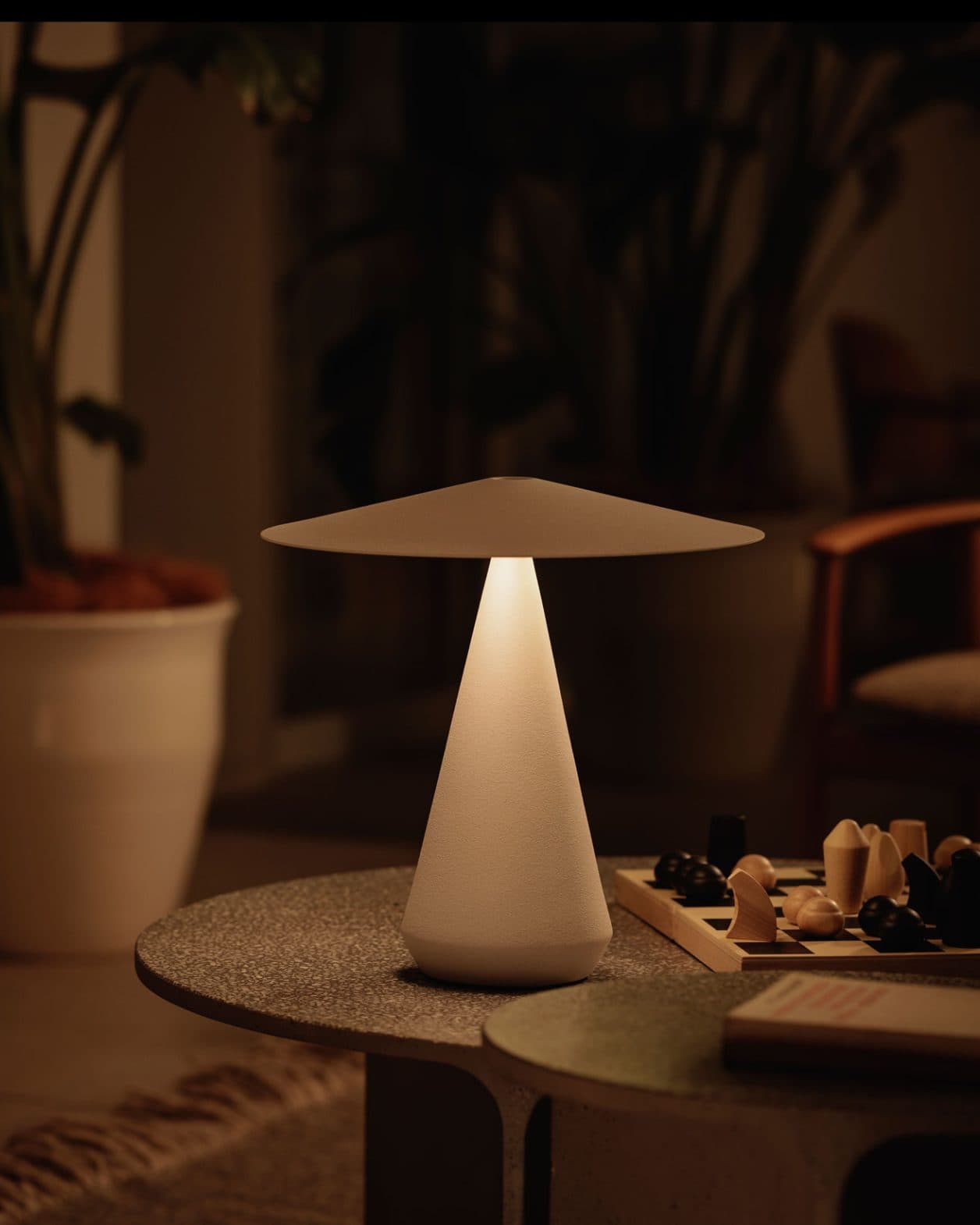 〈カネカ〉から、自然光のようにやさしい有機EL照明シリーズ〈KANEKA OLED CRAFTS〉が新登場。