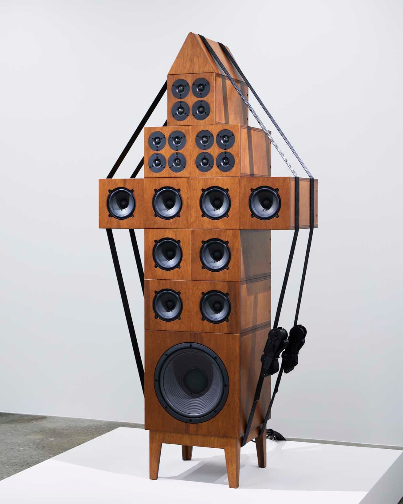 ウーハー、ミドル、ツイーターの各モジュールをレゴブロックのように組み替えることができる《SPEAKER CORNER》。全体がベルトで力強く固定されている。
