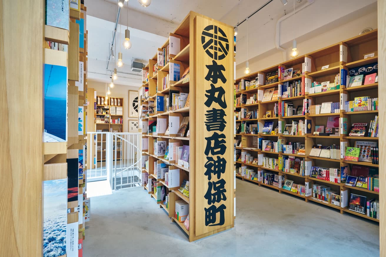 1階。選書も本の見せ方もさまざま。棚主の個性が幅約50cmの棚に表れる。