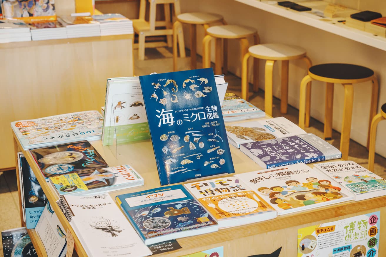 話題の「チリモン（チリメンモンスター）」関連書籍を集めた特設コーナー。
