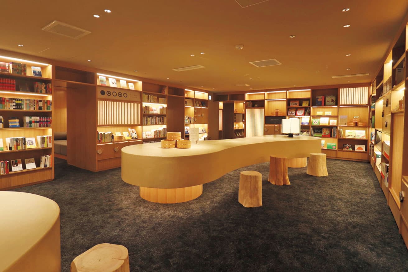 書店内には、足を伸ばして本が読める個室エリアを用意。隣接するラウンジの利用も。