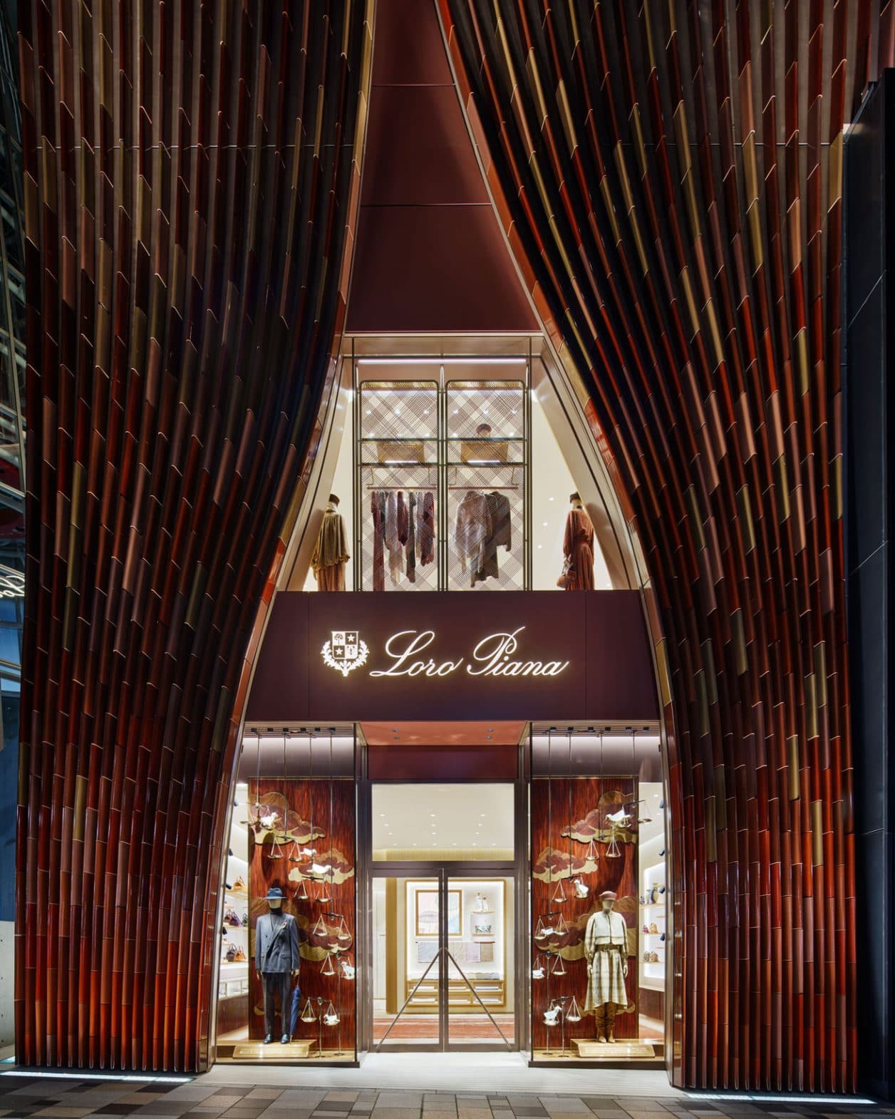 青木淳が手がけた表参道の〈ロロ・ピアーナ〉新旗艦店で、メゾンの歴史をたどる特別な展示を。