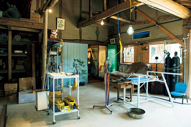 福岡県宗像市のアトリエ。祖父が使っていたという納屋をセルフビルドで改装。吹きガラスは設備も大掛かりだ。