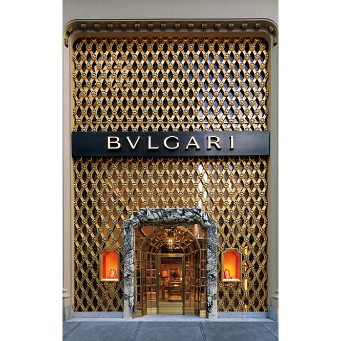 ロゼットモチーフの網目模様が強烈な存在感を放つ外観。大理石で囲んだガラスのエントランスは、ローマ本店から着想を得ている。