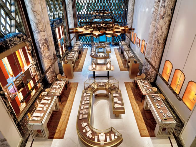 シャンデリアはジオ・ポンティ。