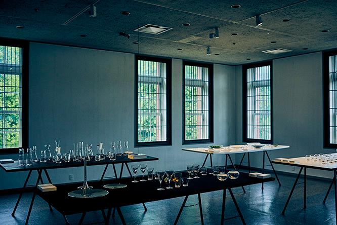 展示デザインは、ローマンと親交のあるスウェーデンの建築事務所、クラーソン・コイヴィスト・ルーネが担当。展示台の天板はひとつずつ材質が異なり、作品との調和や対比を生んでいる。