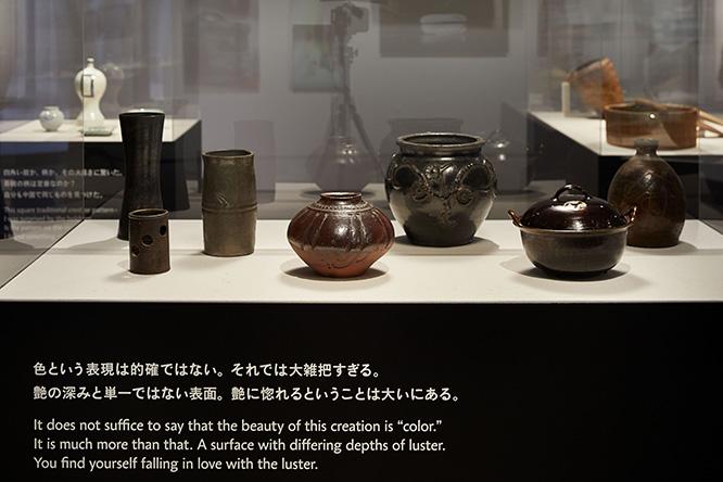 色合いは渋いが、それぞれに深い趣と生命感を感じさせる黒釉や鉄釉の陶器。左奥の１点はイギリスの陶芸家、ルーシー・リーの作品。