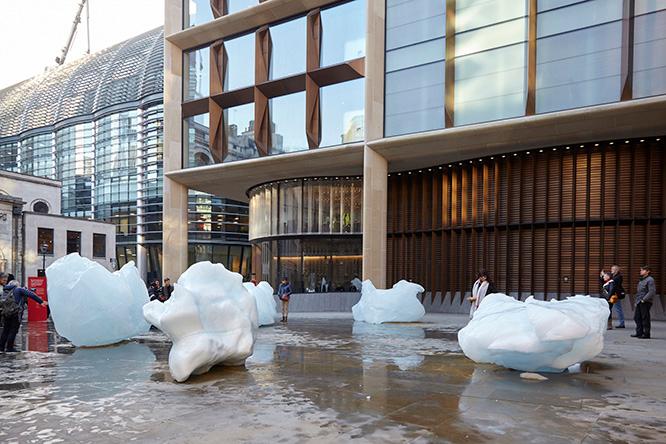 今年の建築各賞を受賞したフォスター＆パートナーズ設計の〈ブルームバーグ〉ヨーロッパ本社前には、6つの氷塊が。