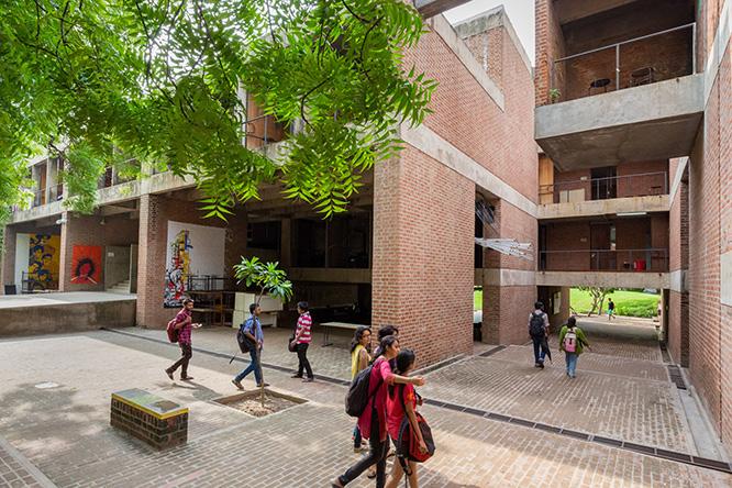 ドアのない教育という哲学により設計されたCEPT大学の建築学校。　School of Architecture«, CEPT University,Ahmedabad, 1966-68 (c) Courtesy of Vastushilpa Foundation, Ahmedabad, photo: Vinay Panjwani – India