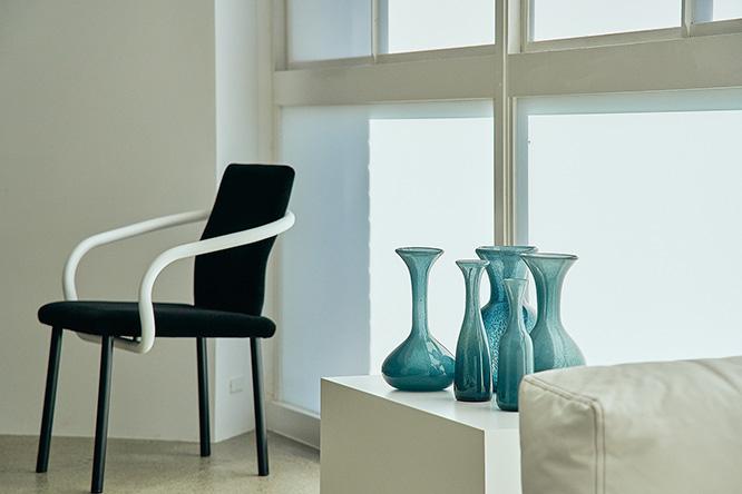エットレ・ソットサスによる椅子で、すでに廃番の《マンダリンチェア》。右のガラスはスウェーデンのエリック・ホグランのヴィンテージ。
