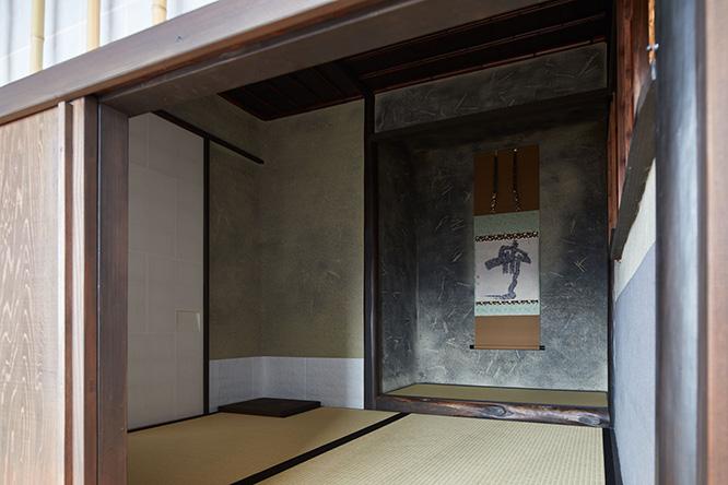 わずか二畳の小空間にすべてが凝縮された〈待庵〉内部。展示では実際に〈待庵〉の中に入り、千利休の心に思いを馳せることができる。