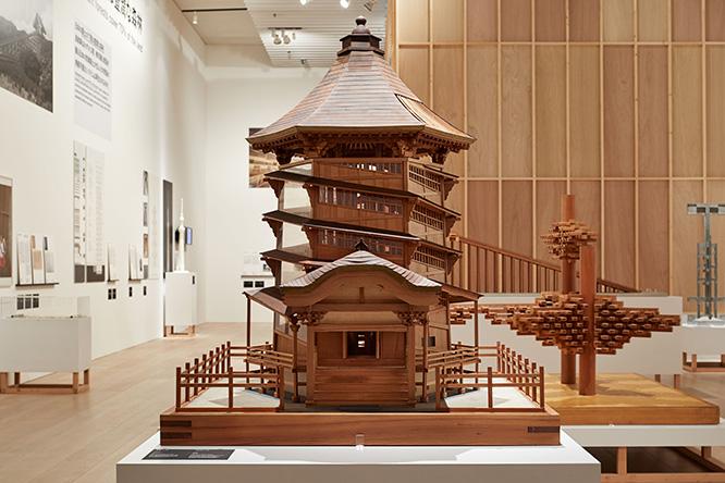 〈会津さざえ堂〉1797年（江戸時代）重要文化財の模型。一筆書きで上まで昇って降りてこられる二重螺旋構造。これを木造で作ったのかと思うと胸が熱くなる。
