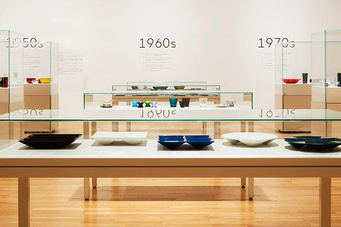 6つの形態を縦軸として、カイ・フランクの活動した時代を横軸として構成した２つめの展示室。手前の作品は折り紙を連想させる《KF》シリーズ。