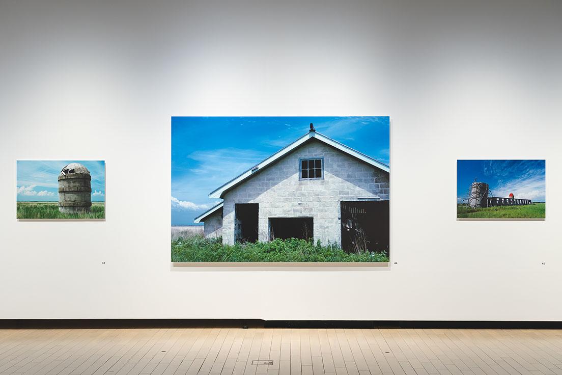 「晴れた日」シリーズより《北海道苫小牧市勇払》（1974年）。「晴れた日」はもともと1974年、〈東京国立近代美術館〉での『15人の写真家』展にあたり、評論家の多木浩二がこの作品につけたタイトルだった。