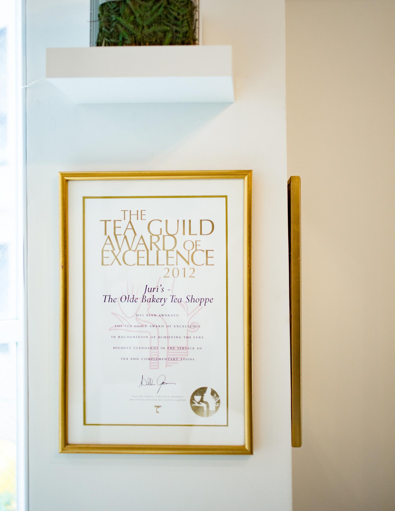 コッツウォルズにあった〈ジュリス ティールーム〉は英国の紅茶振興団体ティー・ギルド協会によって、2008年「TOP TEA PLACE」賞、2009年以降は毎年「THE TEA GUILD AWARD OF EXCELLENCE」を受賞していた。