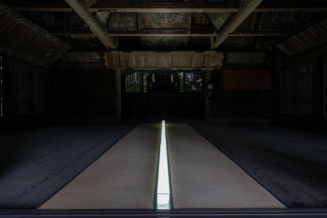 宮永愛子作品《風の架かるところ》。舞台の奥に向かって「風の道」が一直線に通る。　photo_Tsuyoshi Hongo