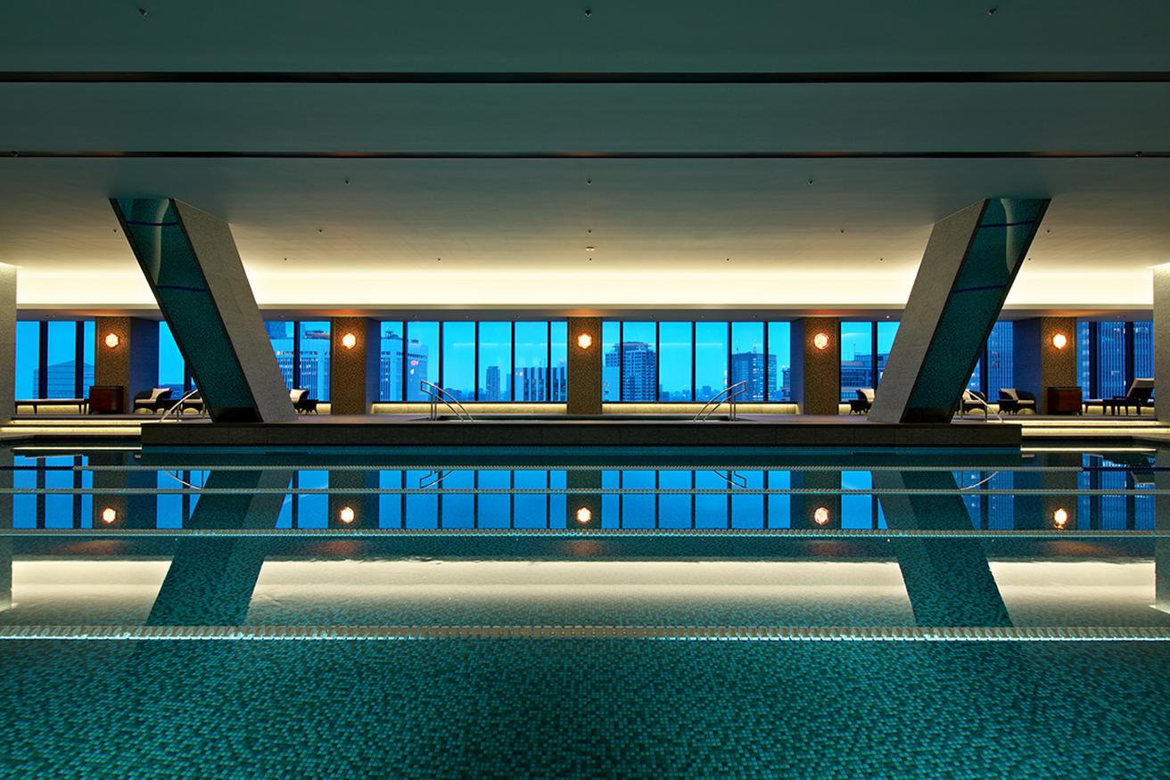 宿泊者専用エリア「Okura Fitness &amp; Spa」の温水プールは、窓外に東京の景色が広がる開放的な空間。