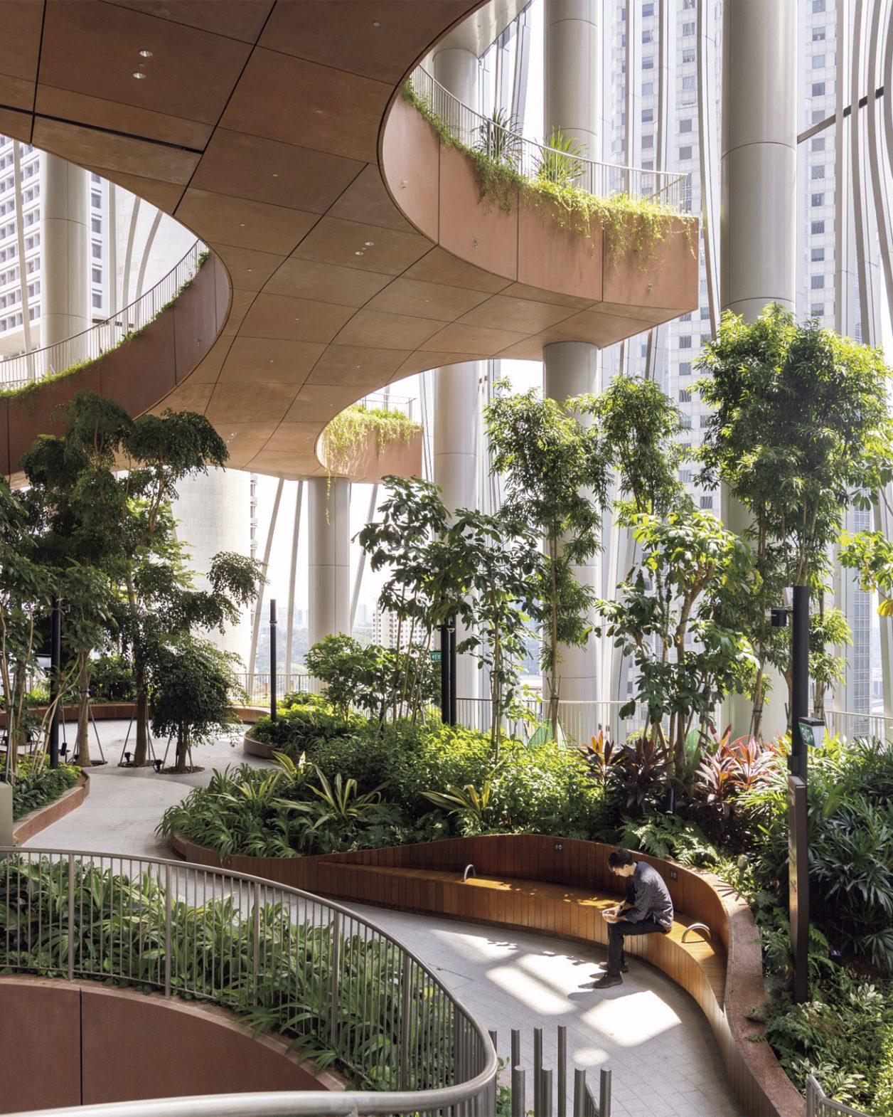 複合ビルの中に庭園が出現！ BIGが手がけた〈CapitaSpring〉がシンガポールに誕生。