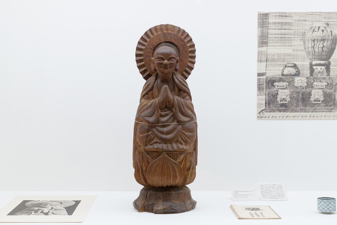 1920年台、柳宗悦はこのような木喰仏の調査のため日本を巡り、各地のものづくりに触れた。木喰五行（もくじきごぎょう）による《地蔵菩薩像》 （1801年、日本民藝館）。
