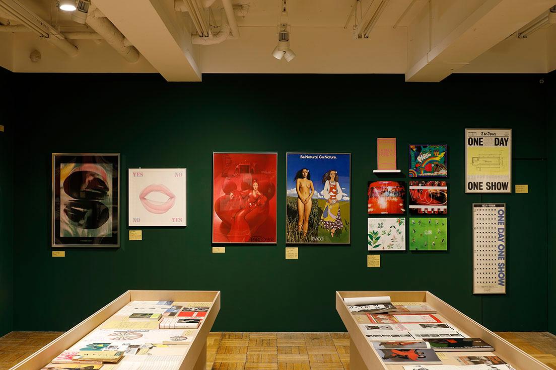 「展示室1：中間子」より、横須賀功光、石岡瑛子らと協働した自主制作ポスター「Yes, No」やパルコの広告などが展示されたコーナー。