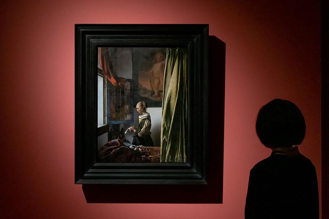 フェルメール《窓辺で手紙を読む女》（修復後）（1657~59年頃）。修復後、所蔵する〈ドレスデン国立古典絵画館〉以外の場所で展示されるのは初めての機会になる。