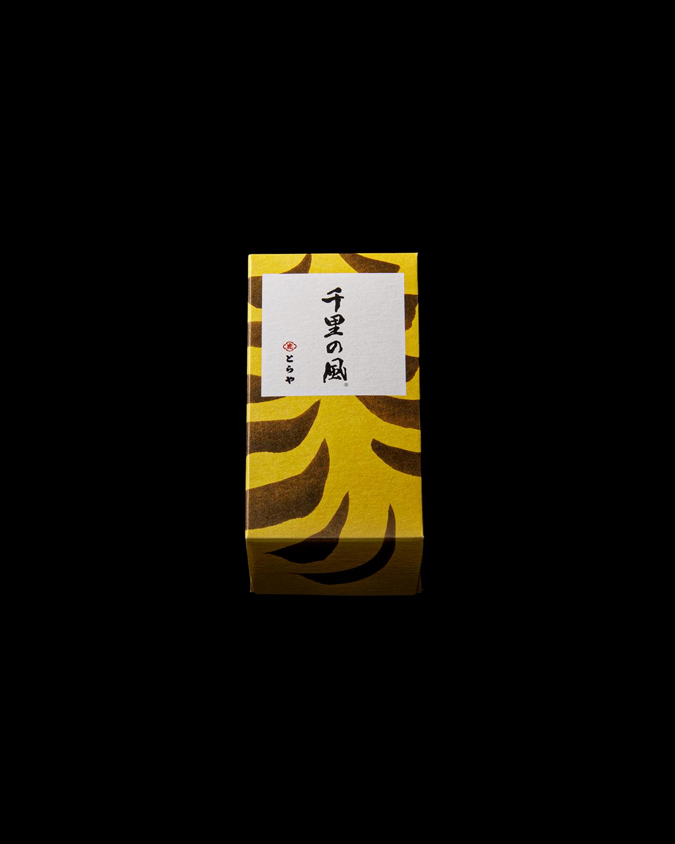 2015年に登場した〈中形〉タイプ。虎斑柄のパッケージは〈とらや〉のクリエイティブディレクションを務める〈サン・アド〉によるデザイン。〈千里の風〉中形1,944円。賞味期限：製造から140日。