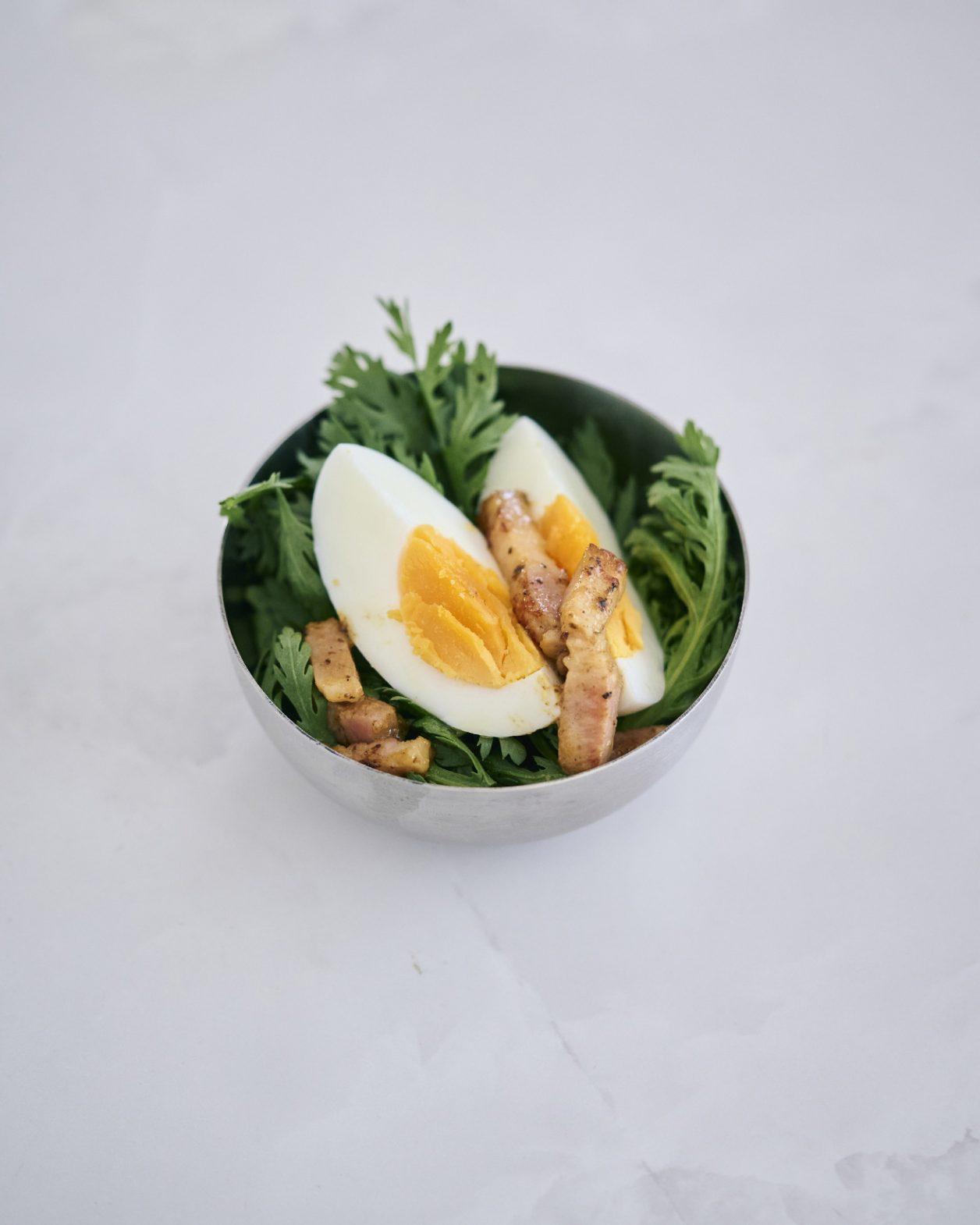 【365日豆皿つまみ】春菊とたまごのサラダ｜6月 and recipeのたまごつまみ