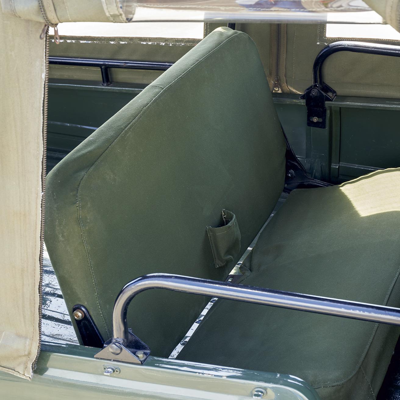 簡易的なリアシートは前方に折り畳むことで荷室を拡張できる。金属製のドアはなく、乗員保護は側面のパイプが担う。