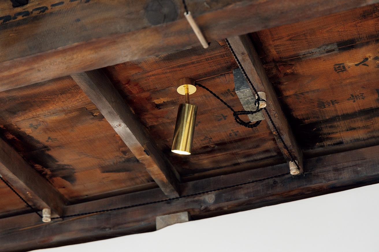 竣工時から残る杉天井。真鍮のライトはオリジナルのデザインだ。