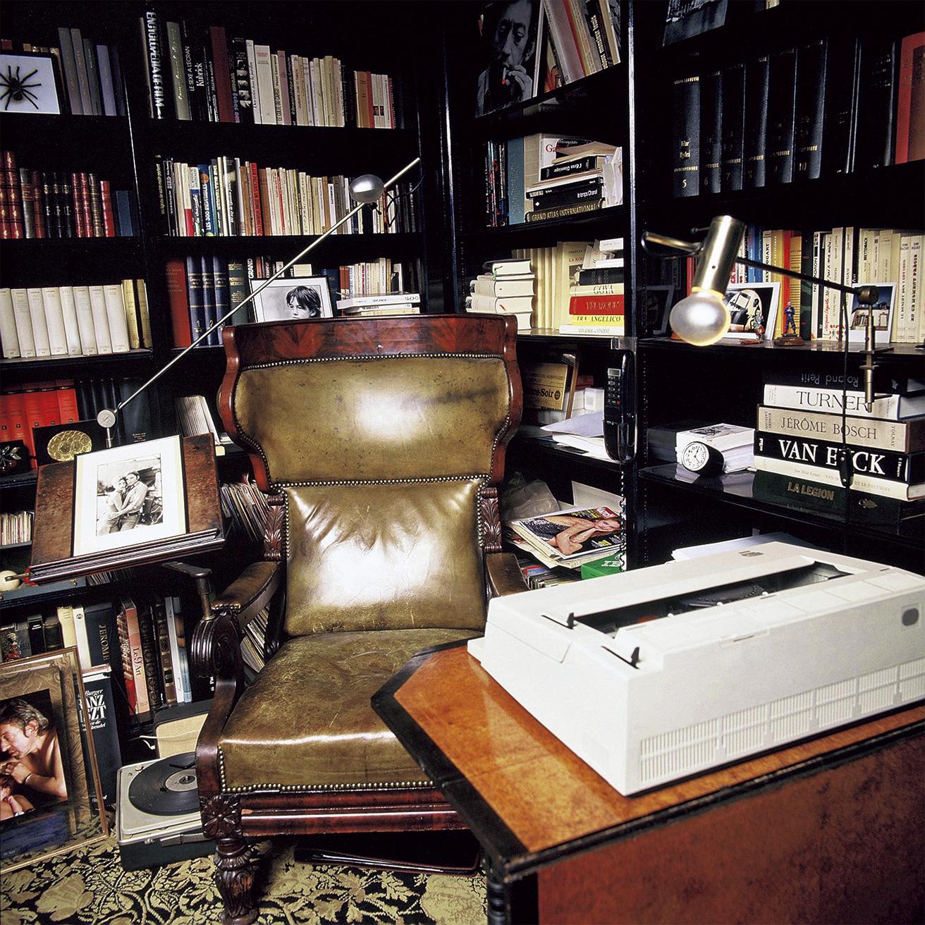 書物で溢れる書斎。1991年の撮影だが今も当時のまま。(c) Pierre Terrasson, 1991