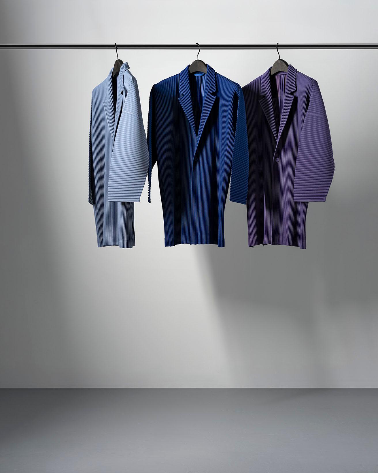 《DECADE》シリーズより、定番の3色（ライトグレー、ブラック、ネイビー）に10年を表す10色の計13色で表現されたジャケット。着丈がやや長いシルエットを特徴とする。各57,200円。