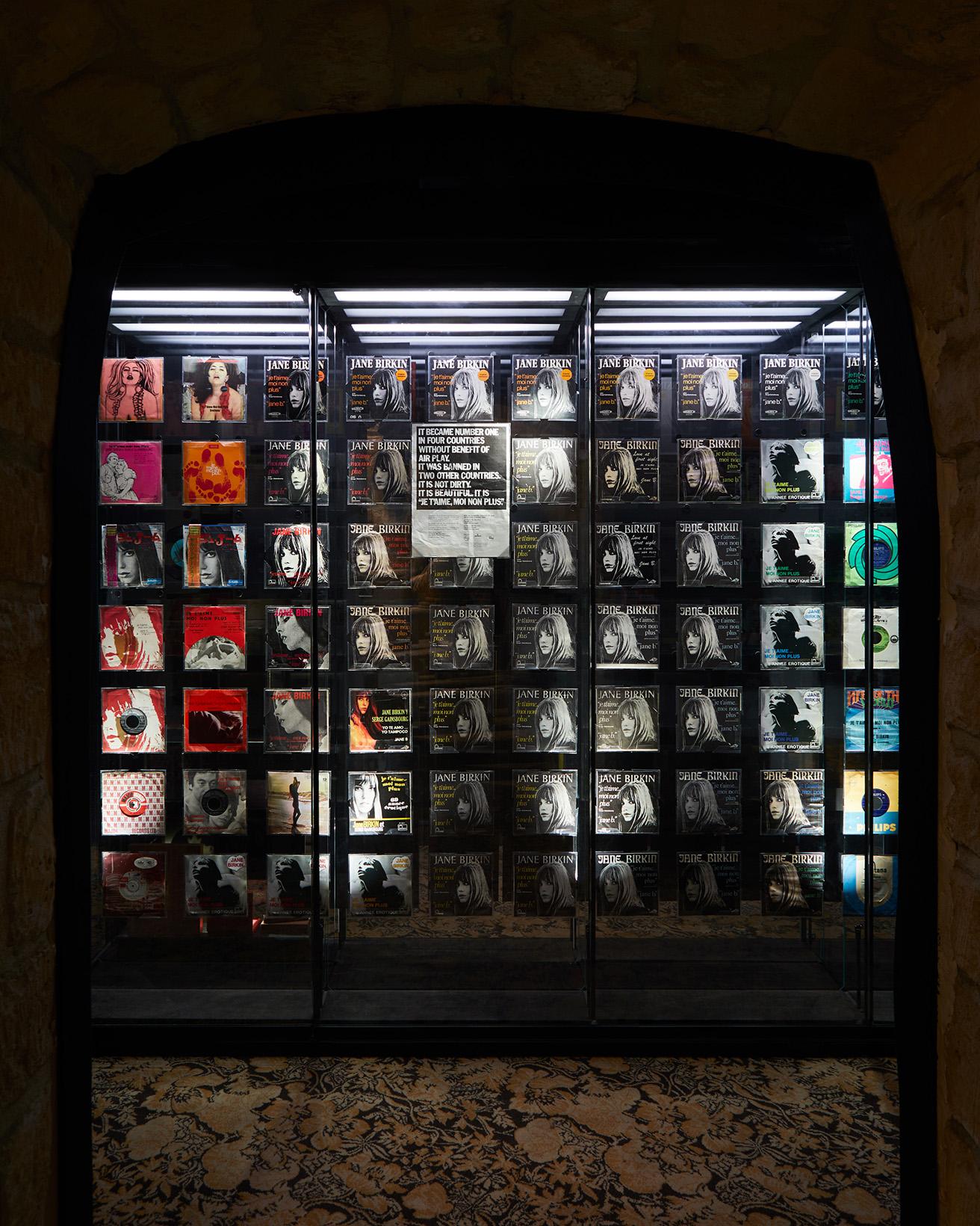 地下の特別展会場。初回はジェーンを世界的に有名にした2人のデュエット曲「je t’aime…moi non plus」の展示。(c) Alexis Raimbault pour la Maison Gainsbourg, 2023