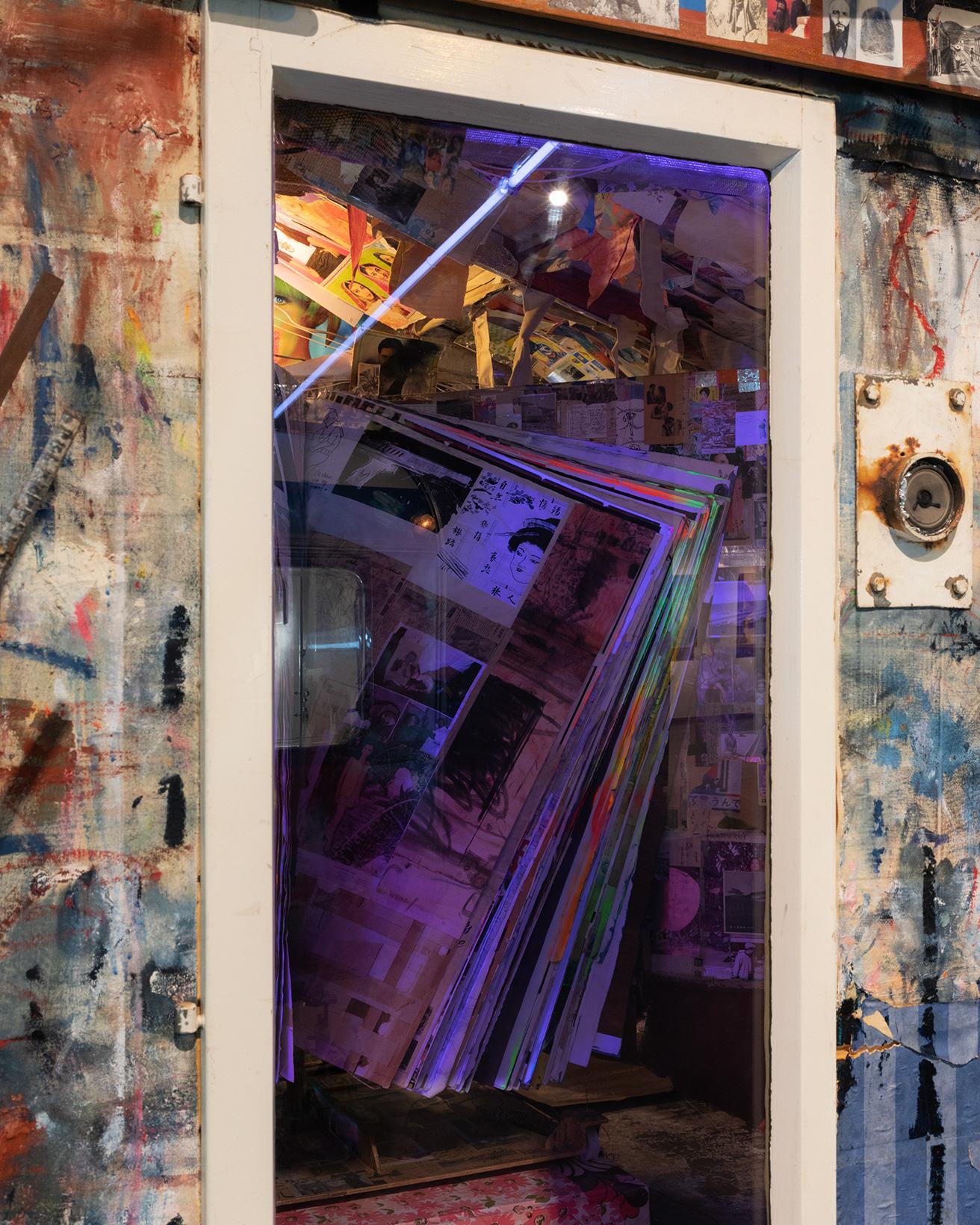 《モンシェリー：スクラップ小屋としての自画像》（2012年）。内部には、1mを超える巨大なスクラップブックが天井から吊されている。