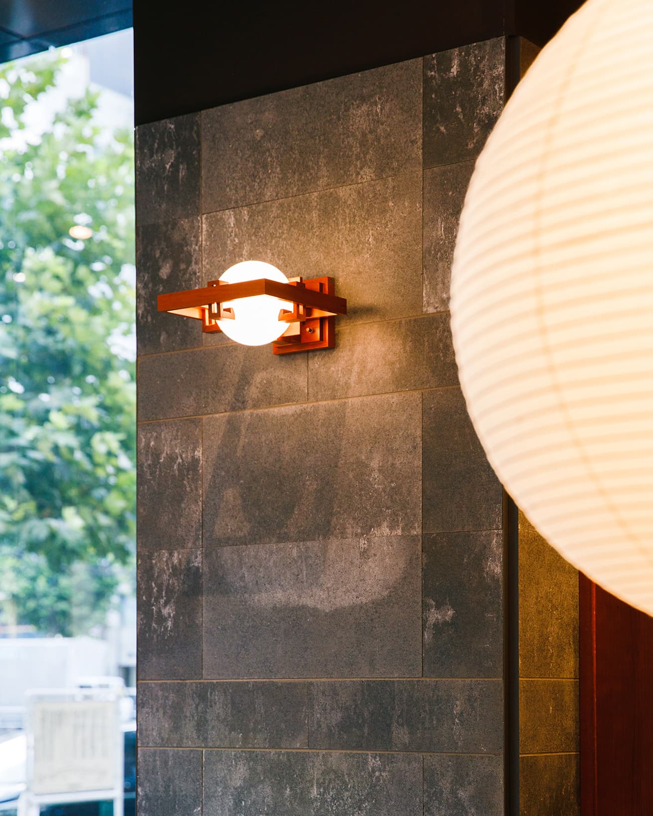 多くの店舗で目にすることのできる、フランク・ロイド・ライトがイリノイ州シカゴの〈フレデリック・ロビー邸〉のためにデザインしたブラケットライト《ROBIE 1》。