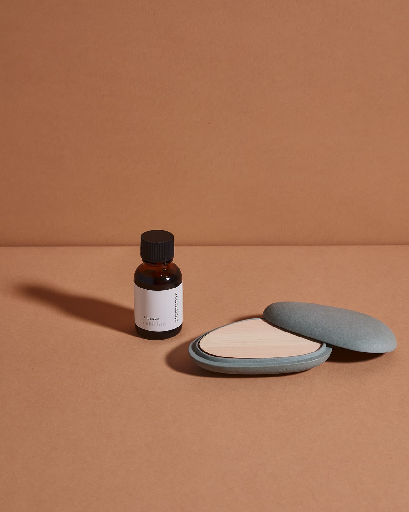 《コウゴウ ヒノキプレート ディフューザー グリーン》7,150円、《ディフューザーオイル sekishin》4,180円。●株式会社 日本香堂 TEL 03 3541 5355