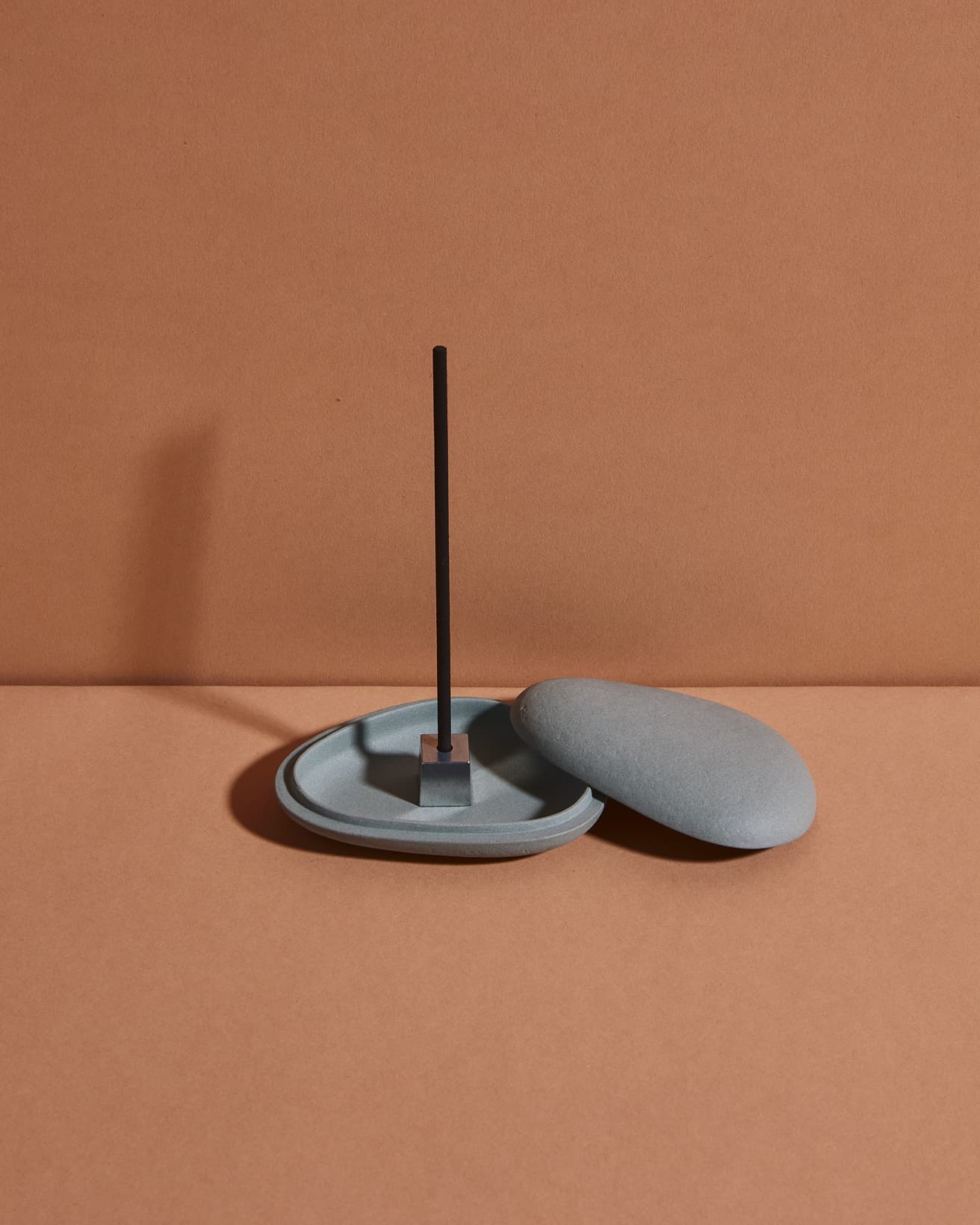 《インセンス sekishin》40本 香立付き 3,300円。「石心」と名付けられたインセンスはピンクペッパーや沈香のアロマが静かに漂う。《コウゴウ ヒノキプレート ディフューザー》がインセンスプレートにもなる。