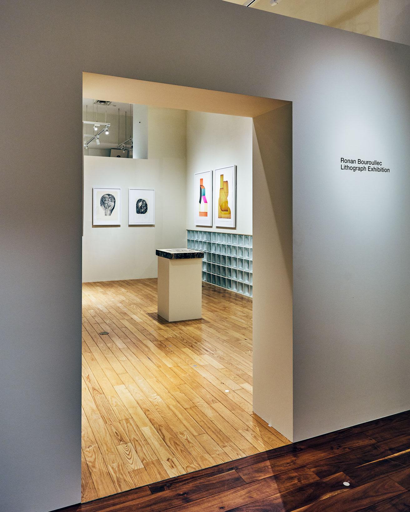 〈イデーショップ 六本木店〉特設ギャラリーには今回のために用意した全12作品を展示。