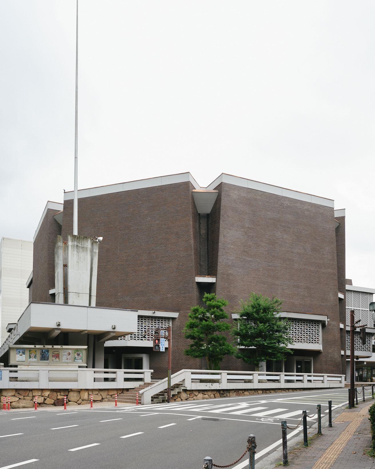 〈岡山市民会館〉大ホールの外観。2階テラスの先端部に国旗掲揚塔が立つ。