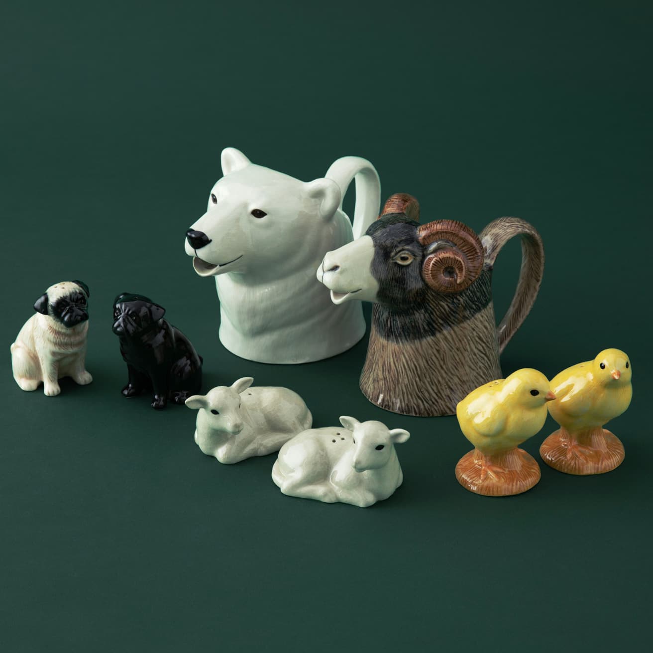 ポーズもキュートで、思わず頭をなでたくなる。左上から時計回りに、ジャグ ポラーベア、スウェールデール シープ各5,980円、ソルト&ペッパーセット チック、ラム、パグ各5,980円。
