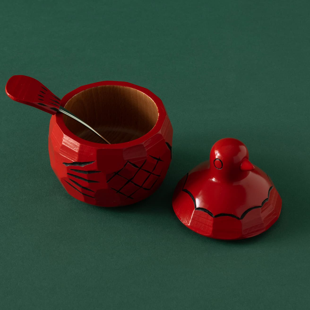 最初に作られたのが砂糖壺。山本鼎がヨーロッパから持ち帰った北欧のデザインが元になっているとのこと。