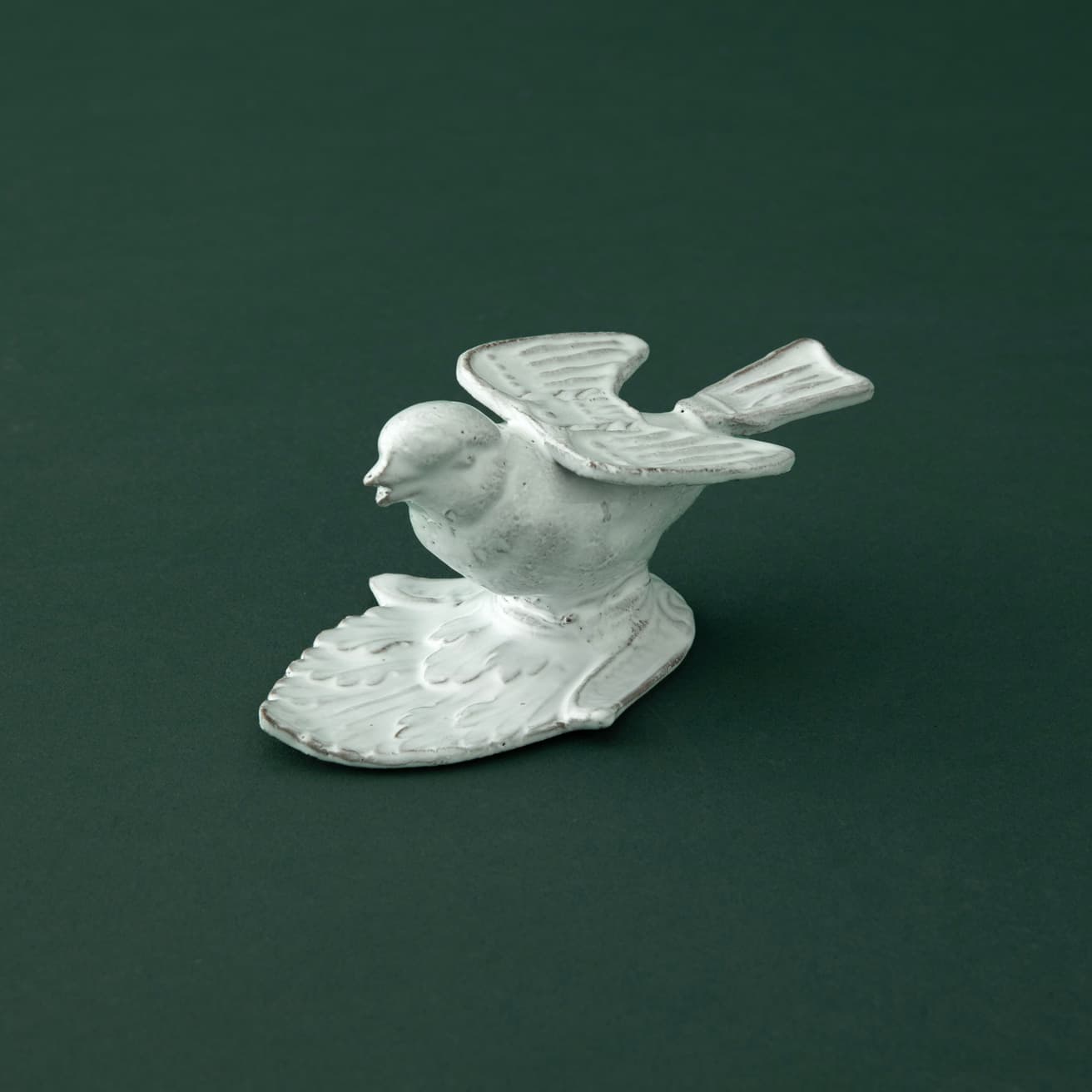 シルバーのカトラリーが似合いそうな小鳥のナイフレスト。