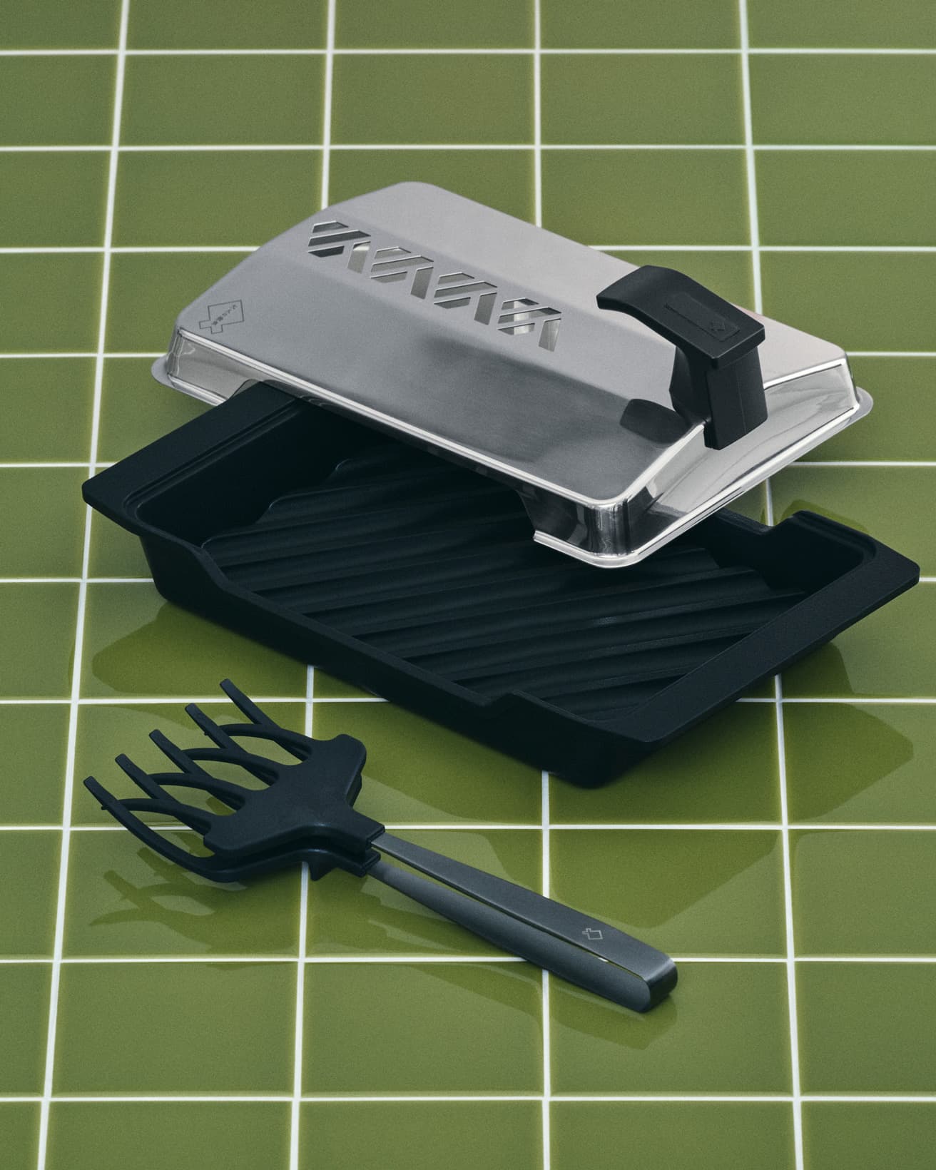 〈大人の焼魚〉炭グリルW326×D198×H125mm、33,000円。●オークス株式会社 TEL 0120 35 1217