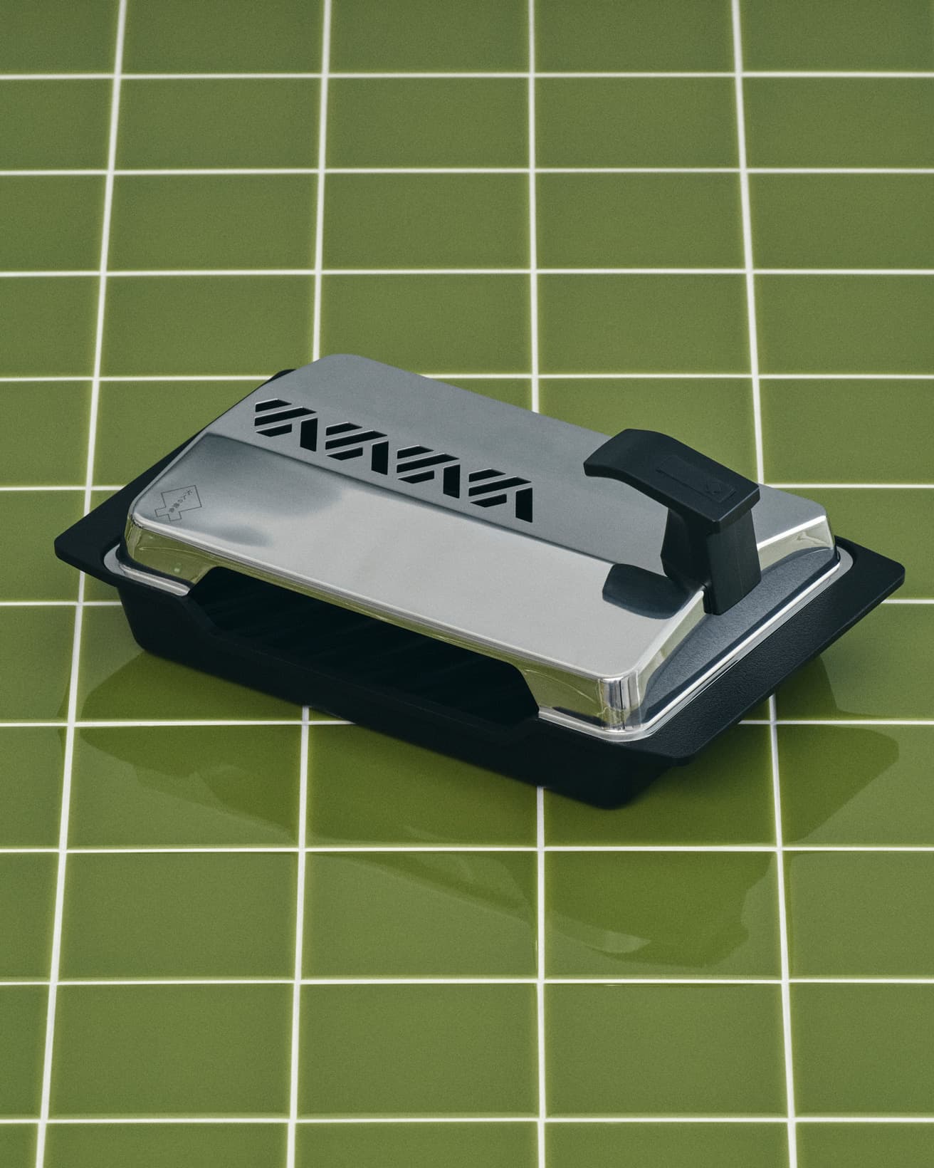 グリル内部の温度と空気、水分をバランス良く調整するために、通気口の大きさや配置までも細かく考えられている。